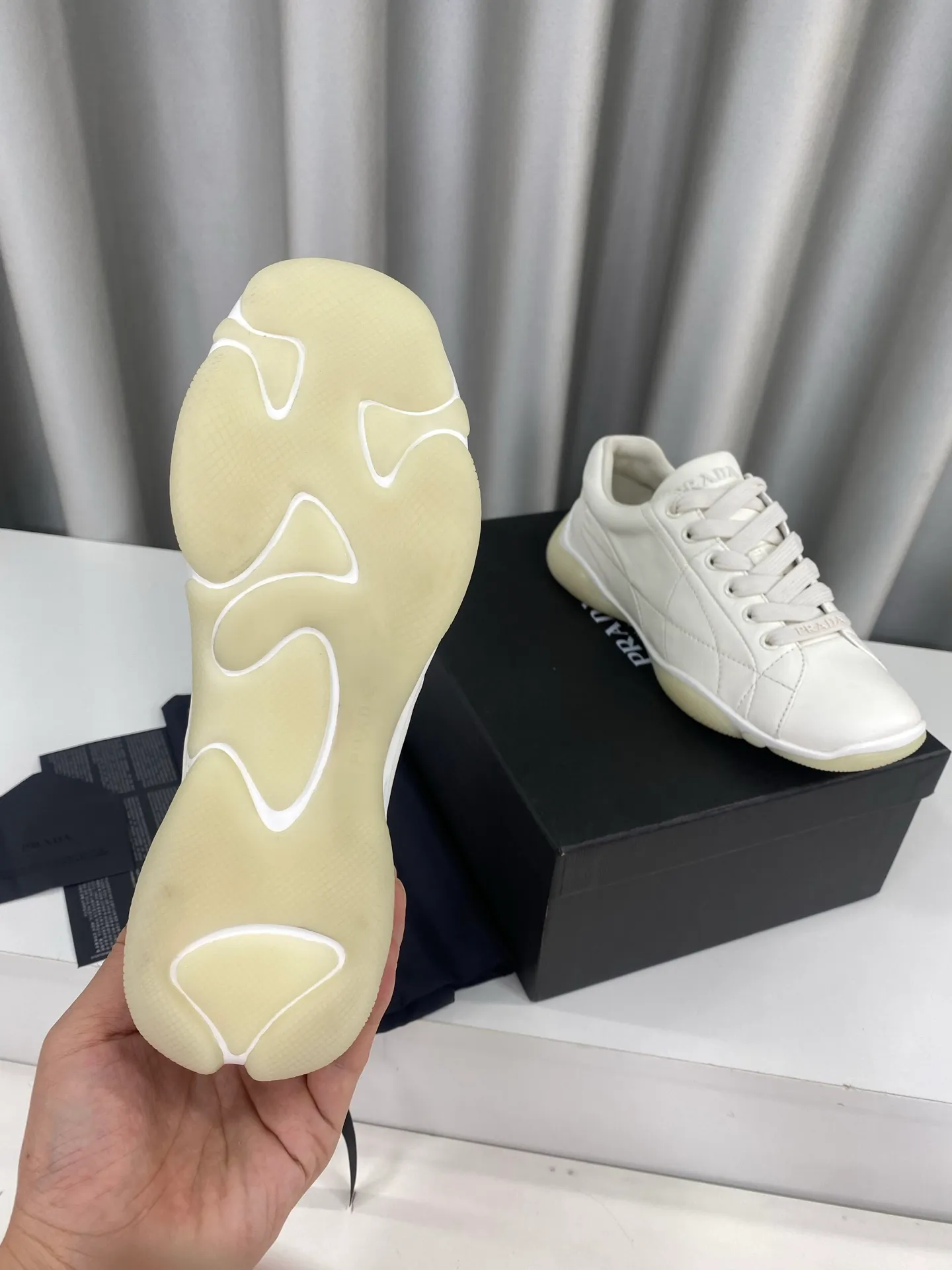 👟👟Ex-factory price 520👟👟 Prada 25ss spring and summer new moral training shoes casual shoes! Seikoly manufactured, even stitching, leather texture visible, multi-color stitching, fashionable and generous, soft, comfortable and breathable, decorated with PRADA letter logo on the outside It comes with a fabric lining, silver-plated logo cowhide foot pads, and P's exclusive rubber outsole. The details are meticulously crafted, making it a versatile item for travel! ▪Upper: Made of original imported cowhide ▪Inner foot pads: sheepskin ▪Sole: Original customized rubber outsole ▪Size: 35-40 (40 orders are not returnable)